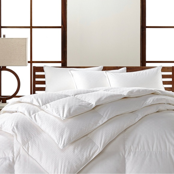 - Hotel Collection Goose down comforter queen light weight - Picture 1 of 4
